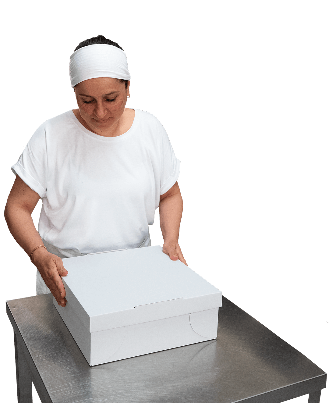 Mitarbeiterin verpackt Kuchen